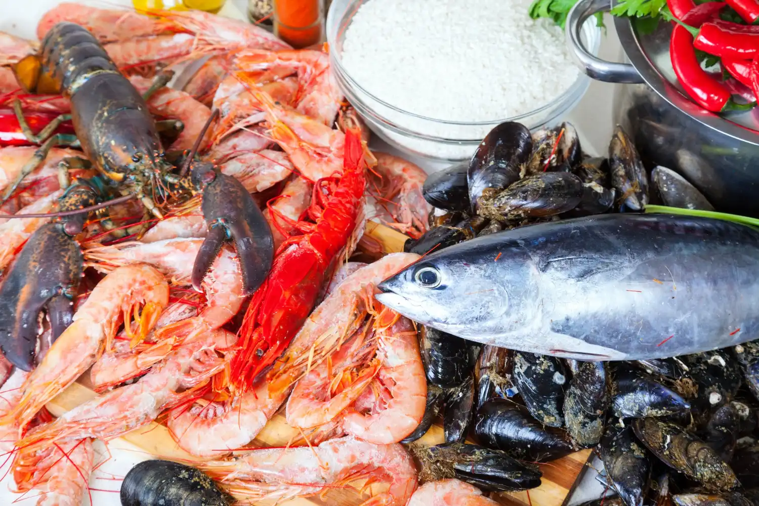 Ofrecemos distribución integral de pescados y mariscos, desde hostelería hasta venta al detalle.